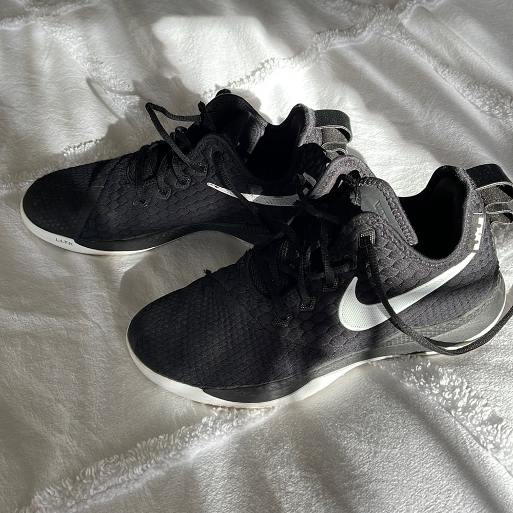 Mens size 8 Nike Air- basketball sneakers